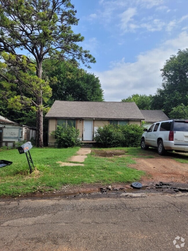 Building Photo - 313 W Maple Ave