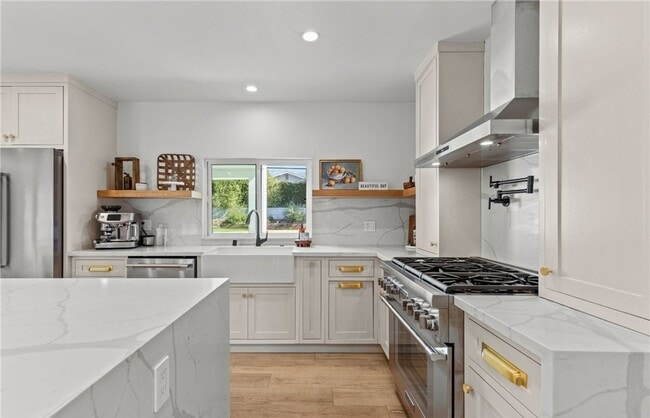 Building Photo - 240 W Gainsborough Rd