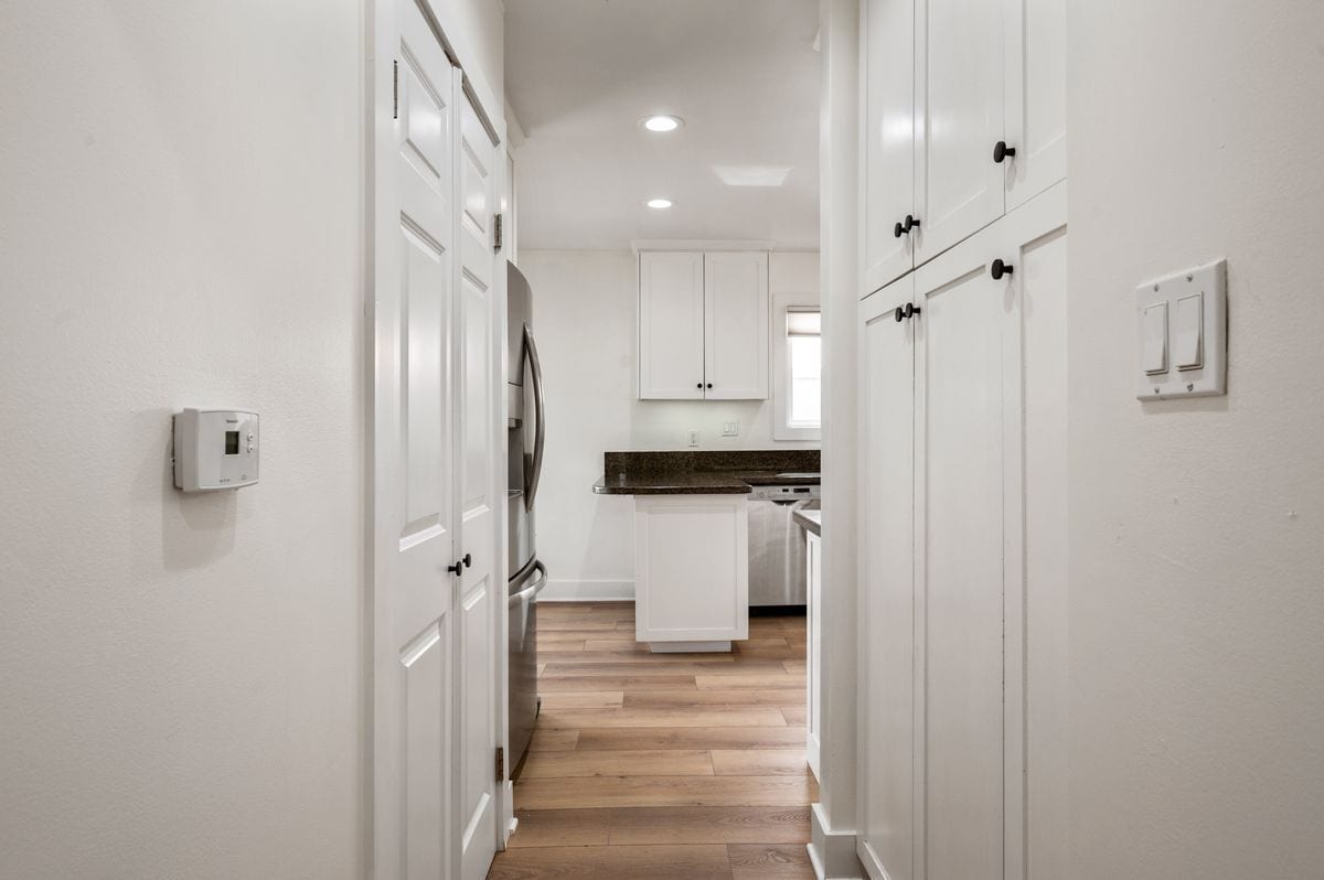 Building Photo - 413 N Paulina Ave