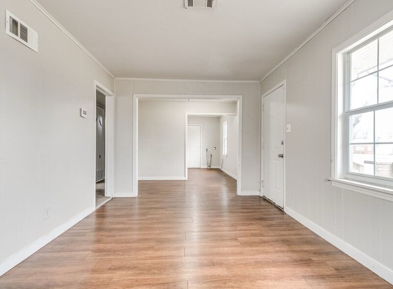 Building Photo - 7402 SE 15th St