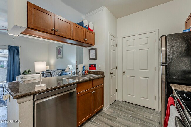Building Photo - 5345 E Van Buren St