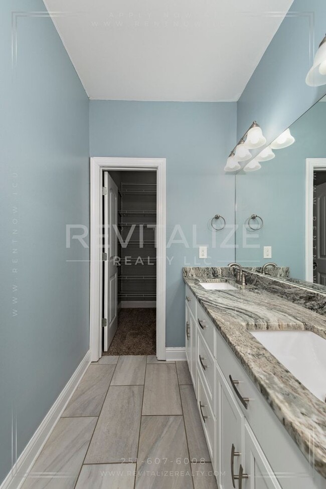 Building Photo - Modern Comfort Meets Luxury Living in Mobile