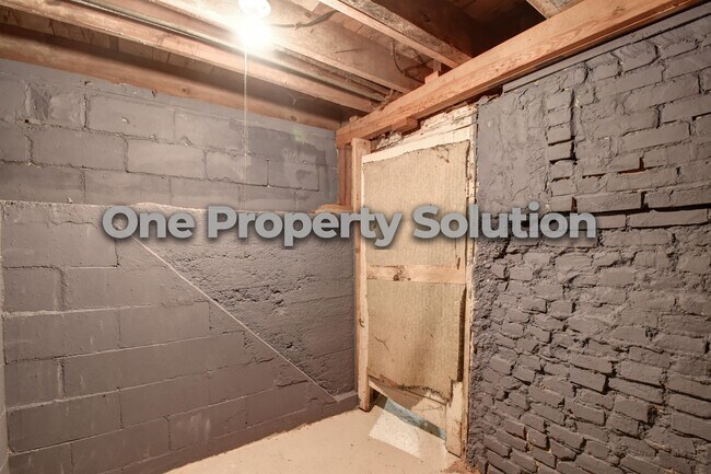 Building Photo - 810 Plain St