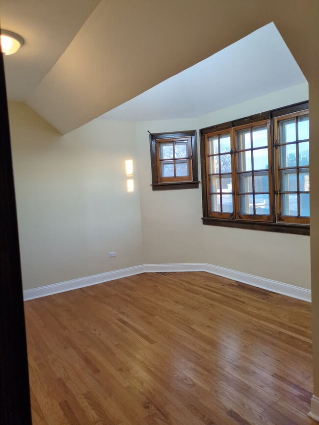 Building Photo - 420 N Pine Ave