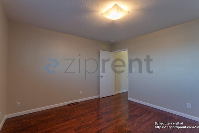 Building Photo - 341 Malcolm Ave