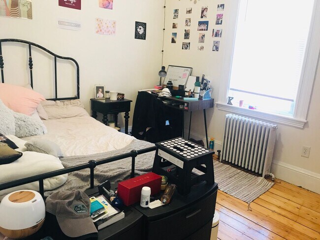 Building Photo - Huge 3 bed with in-unit laundry.