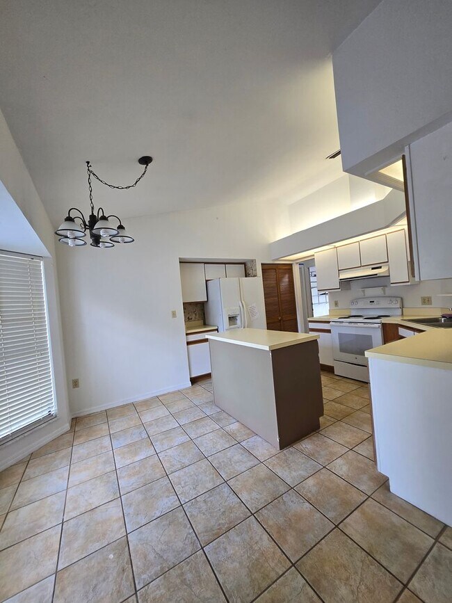 Building Photo - Springtree - Beautiful, spacious home
