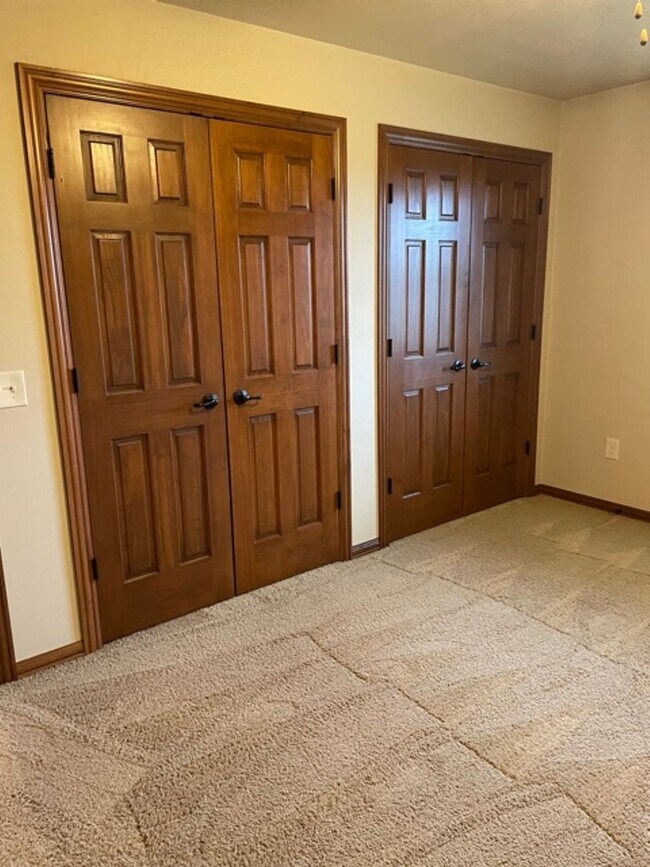Building Photo - Spacious 2 Bedroom Upper Level Apartment