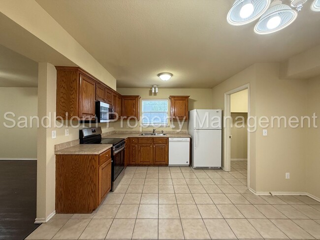 Building Photo - For Lease | Sand Springs | $1125 Rent | Av...