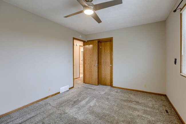 Building Photo - Updated Kitchen!