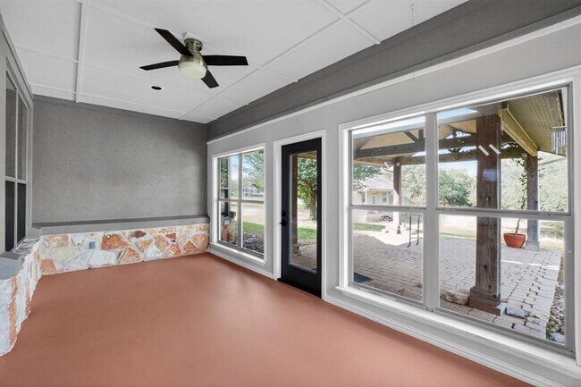 Building Photo - 304 Speed Horse