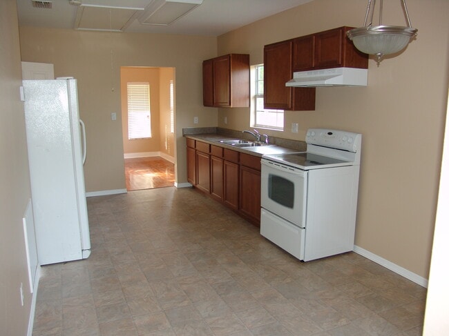 Large Kitchen with DIning Area - 559 S Fannin St