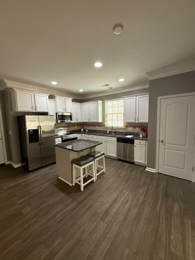 Building Photo - Hidden 4 bedroom, 2.5 bathroom Gem!