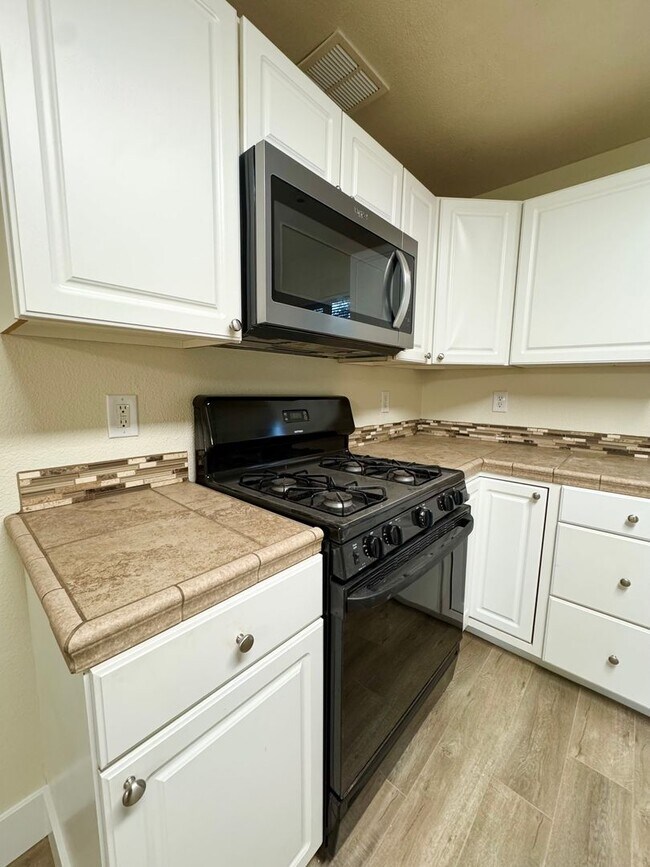 Building Photo - Spacious Country Home w/ HUGE SHOP!