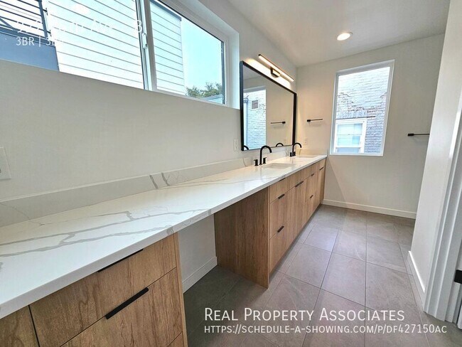 Building Photo - 922 16th Ave