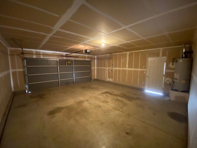 Building Photo - 3848 E Oak Ave