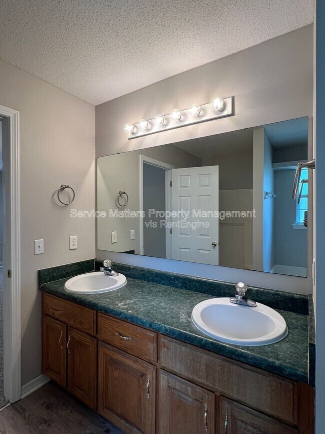 Building Photo - 5959 Sleepy Hollow Ct