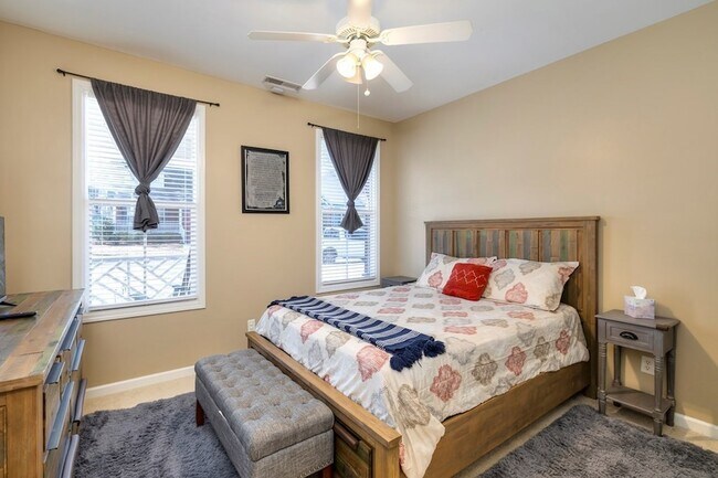 Building Photo - 3200 Mayflower Ln