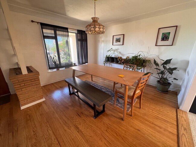 Building Photo - Beautiful home near UNM/CNM. 3 Bedroom 2 bath
