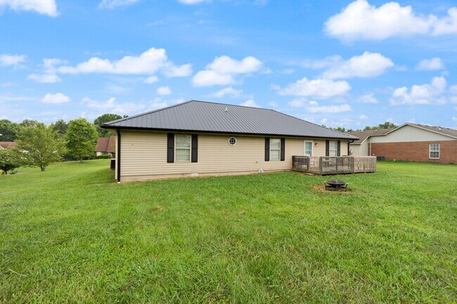 Building Photo - 180 Lilly Ln