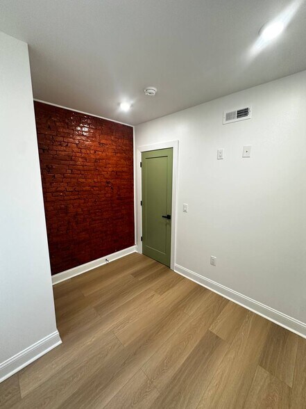 Building Photo - 1229 W Somerset St