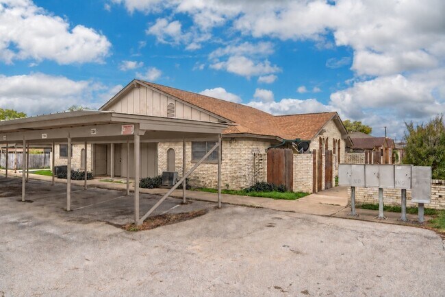 Building Photo - 726 E Pecan St