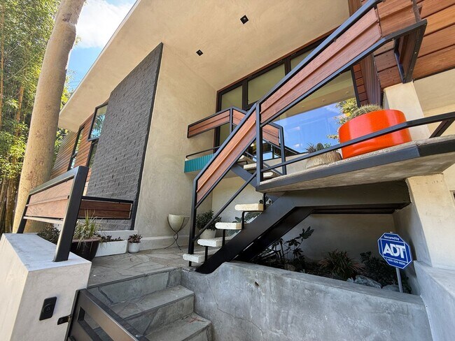 Building Photo - Mid-Century Modern 3-Bedroom Home with Pri...