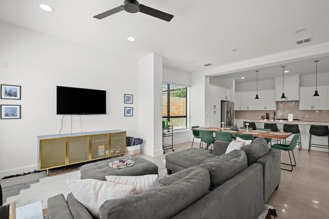 Building Photo - 1006 Winsted Ln