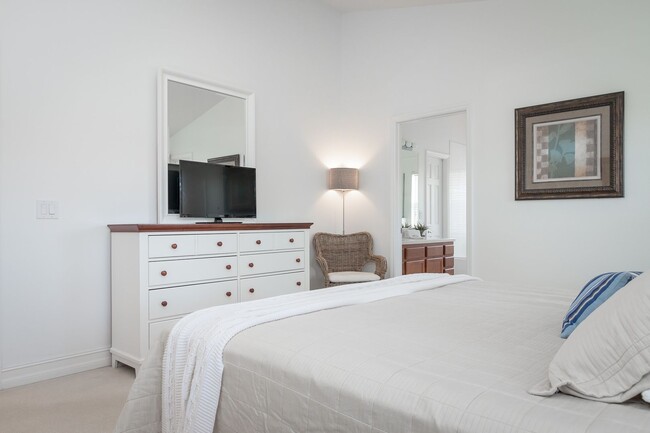 Building Photo - Beautiful Fully Furnished 4 Bedroom 3 Bath...