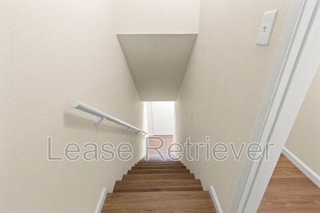 Building Photo - 990 Palm Cir