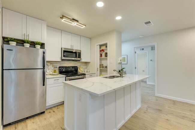 Building Photo - 8888 Tallwood Dr