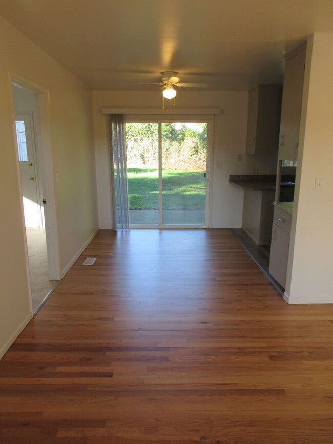 Building Photo - Three Bedroom Home in South Salem