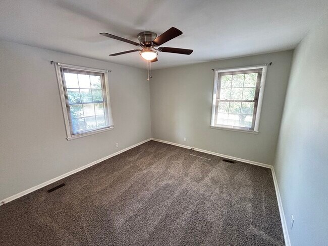 Building Photo - Close to Glenbrook area in Hendersonville!