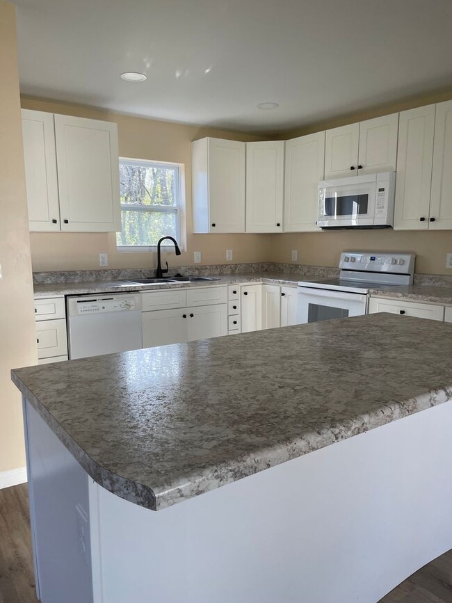 Building Photo - Knoxville 37914 - 2 bedroom 1 bath home - ...