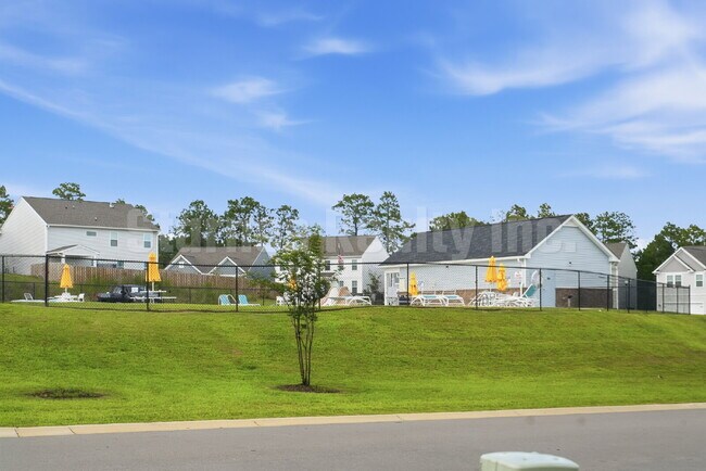 Building Photo - Community Pool - Trolley Run