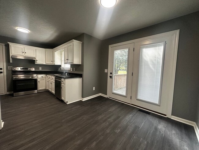 Building Photo - Fully Renovated in White House