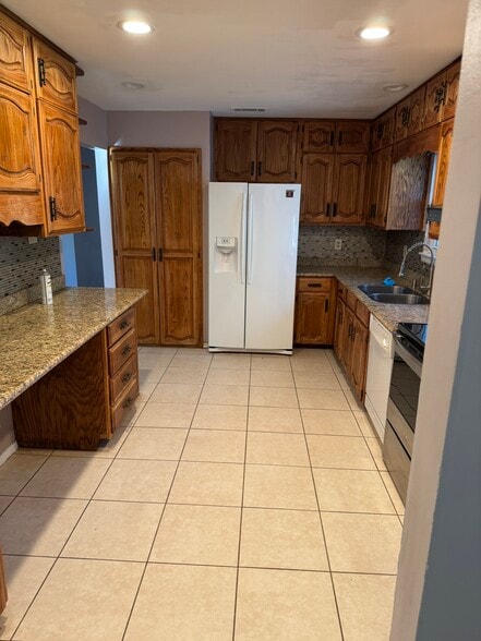 Building Photo - 1060 Richmond Dr