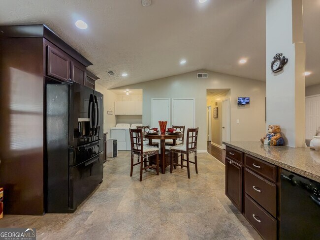 Building Photo - 580 Pineland Cir