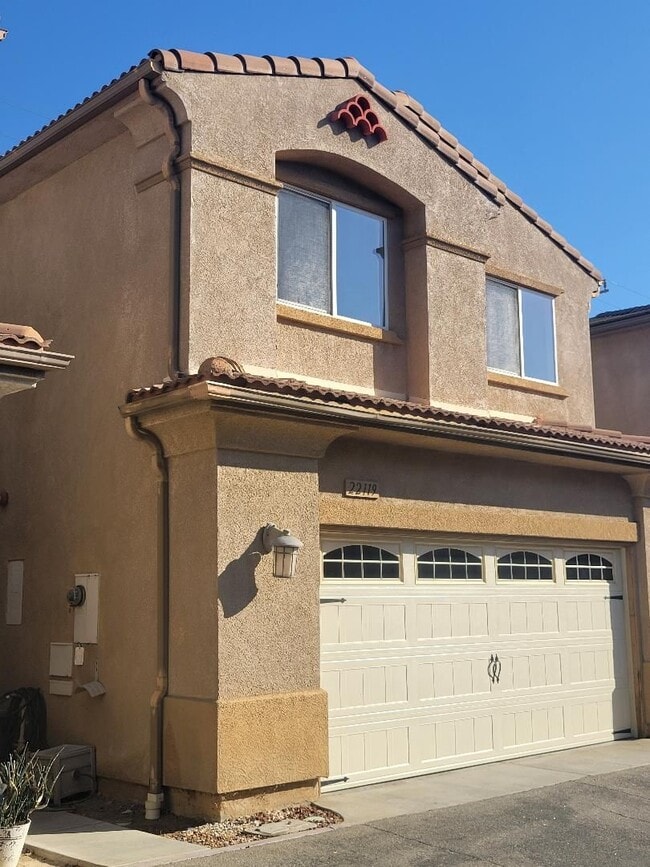 Building Photo - BEAUTIFUL SPACIOUS TOWNHOUSE IN GREAT LOCATION