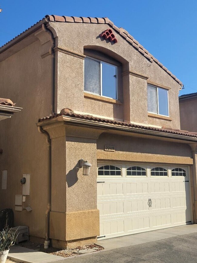 Primary Photo - BEAUTIFUL SPACIOUS TOWNHOUSE IN GREAT LOCATION