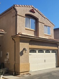 Building Photo - BEAUTIFUL SPACIOUS TOWNHOUSE IN GREAT LOCATION