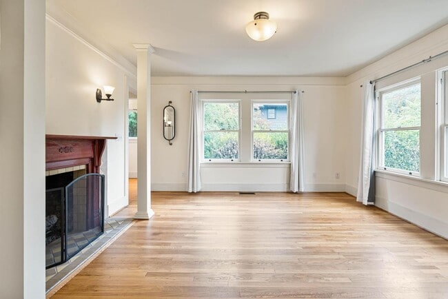 Building Photo - $300 off 1st month! Beautiful 2-bdrm/1-bat...