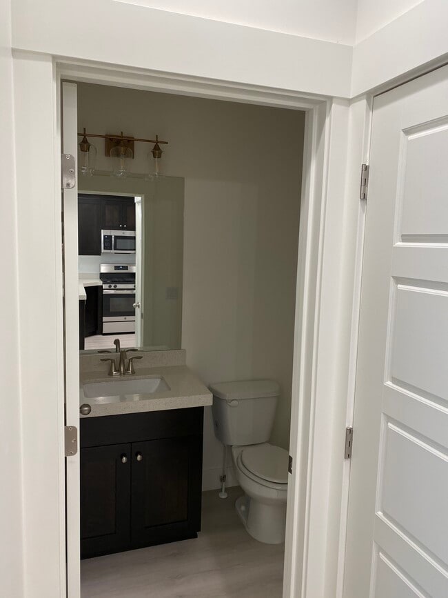 1/2 Bath Main Floor - 956 W Vista Ridge Dr
