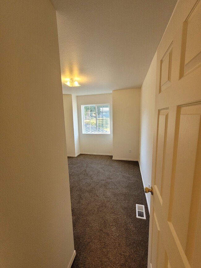 Building Photo - Spacious 3-Bedroom Duplex with 2.5 Baths i...