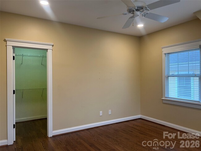 Building Photo - 711 E 9th St