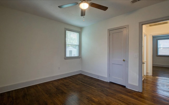 Building Photo - Beautifully renovated ranch bungalow locat...