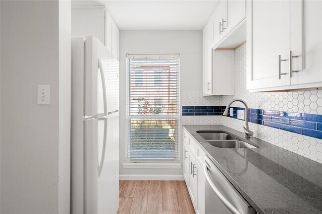 Building Photo - 3820 Southway Dr