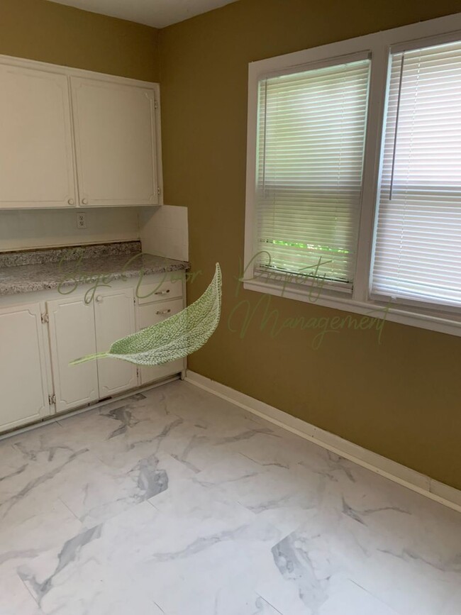 Building Photo - BEAUTIFUL HARDWOOD FLOORS!!!