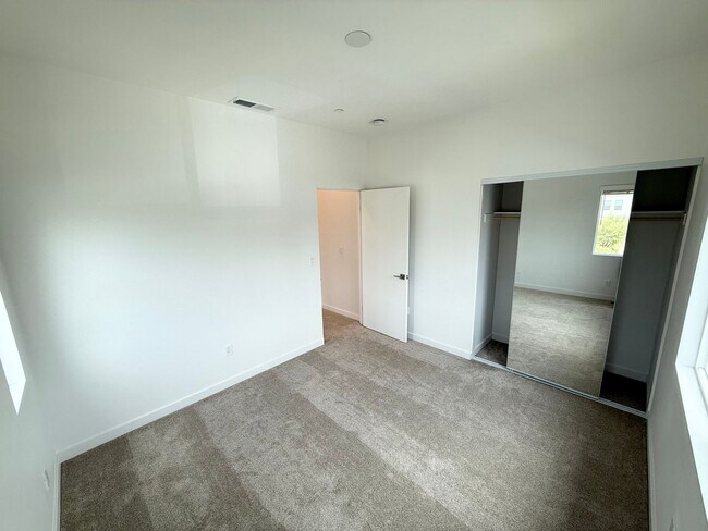 Building Photo - 2201-2217 Bonita Ct
