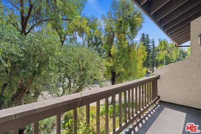 Building Photo - 5757 Owensmouth Ave